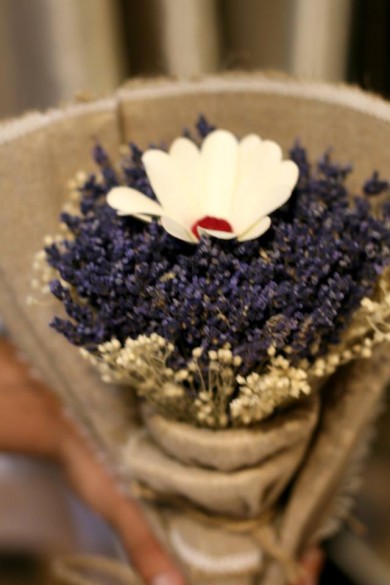 Những mẫu hoa cưới lavender đẹp ngất ngây không thể bỏ qua